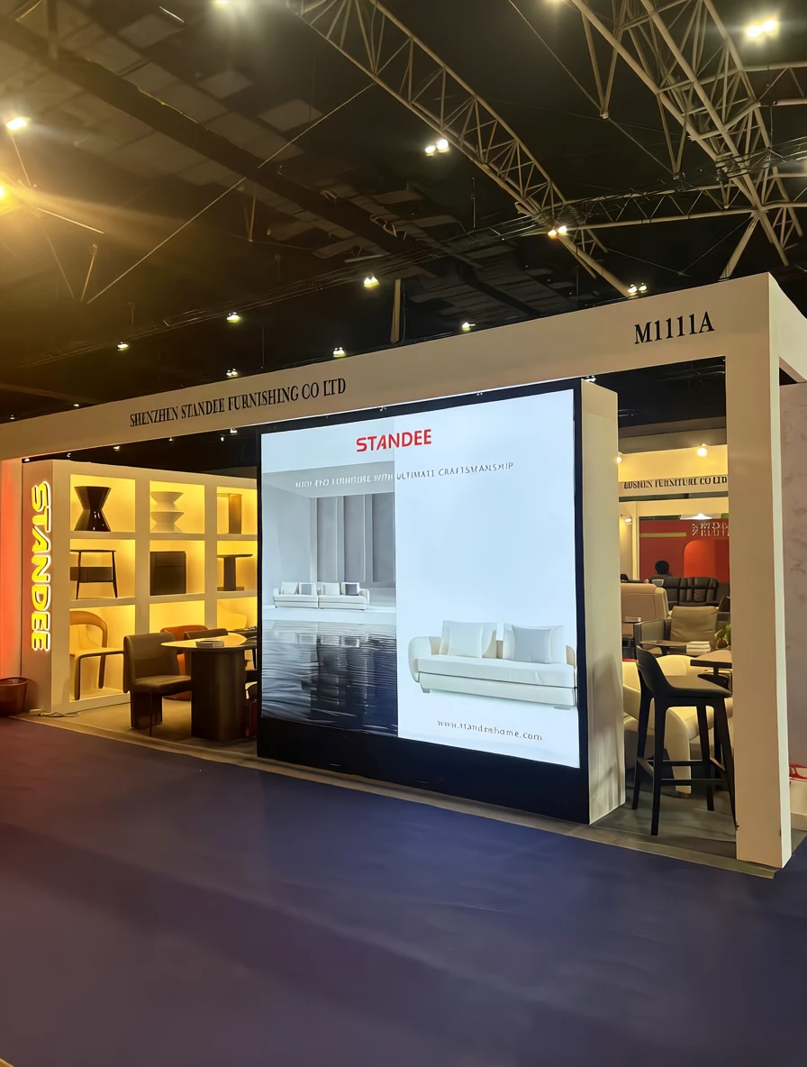 STANDEE showroom and customer moment 1