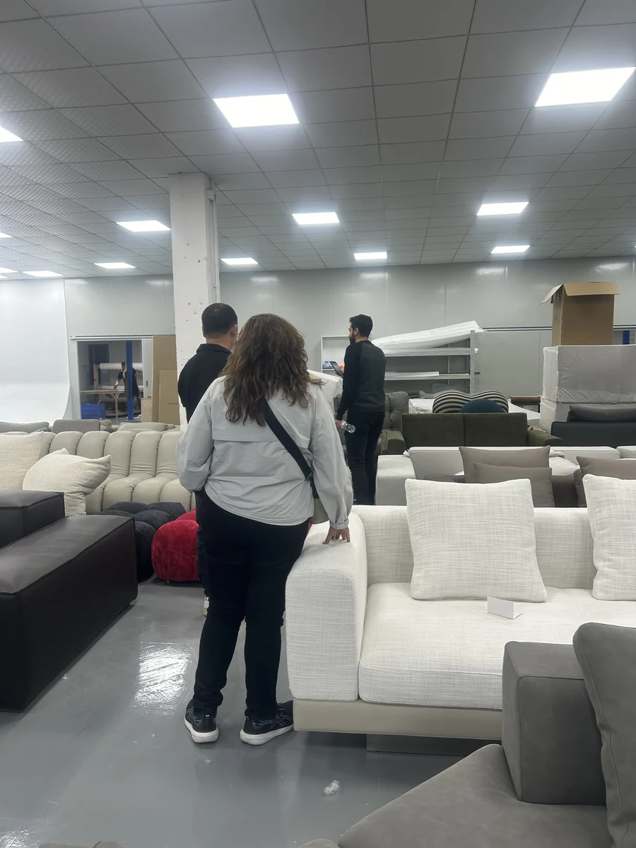 STANDEE showroom and customer moment 2
