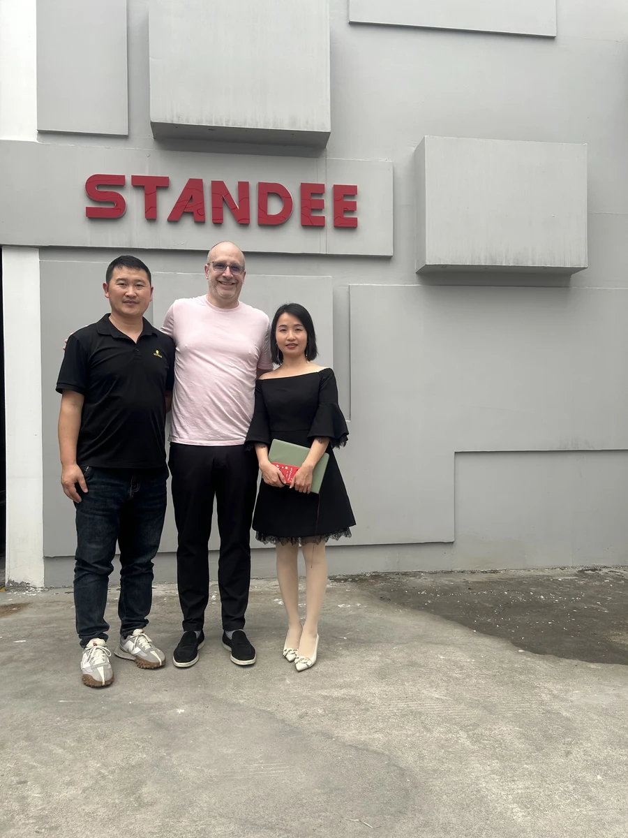 STANDEE showroom and customer moment 3