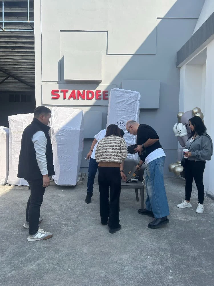 STANDEE showroom and customer moment 5