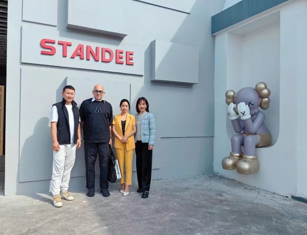 STANDEE showroom and customer moment 6