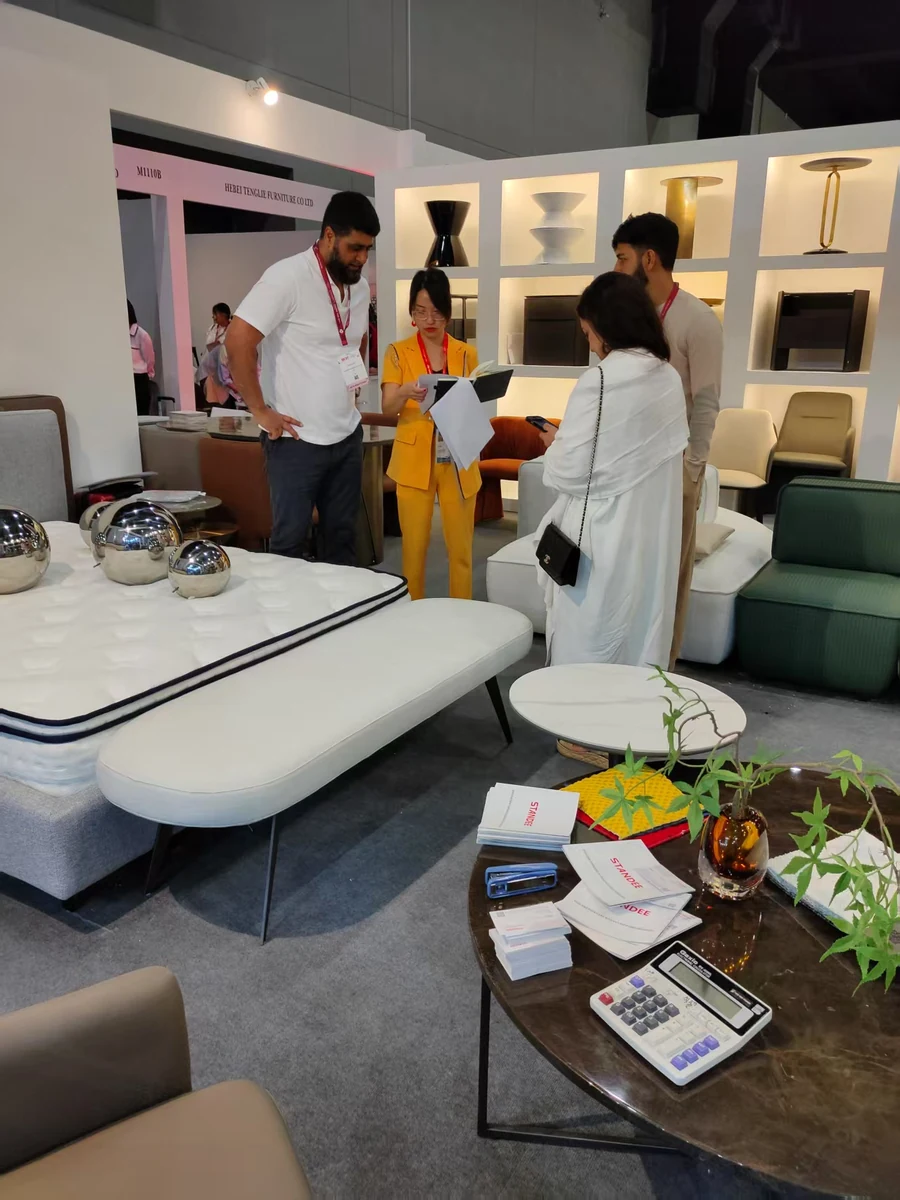 STANDEE showroom and customer moment 12